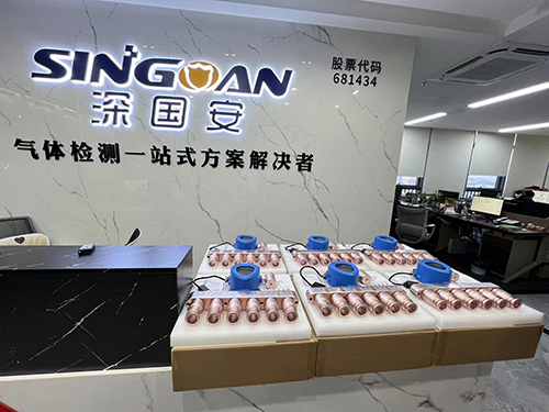 半導(dǎo)體巡檢機(jī)器狗集成五合一氣體檢測儀應(yīng)用 半導(dǎo)體巡檢機(jī)器狗集成五合一氣體檢測儀應(yīng)用